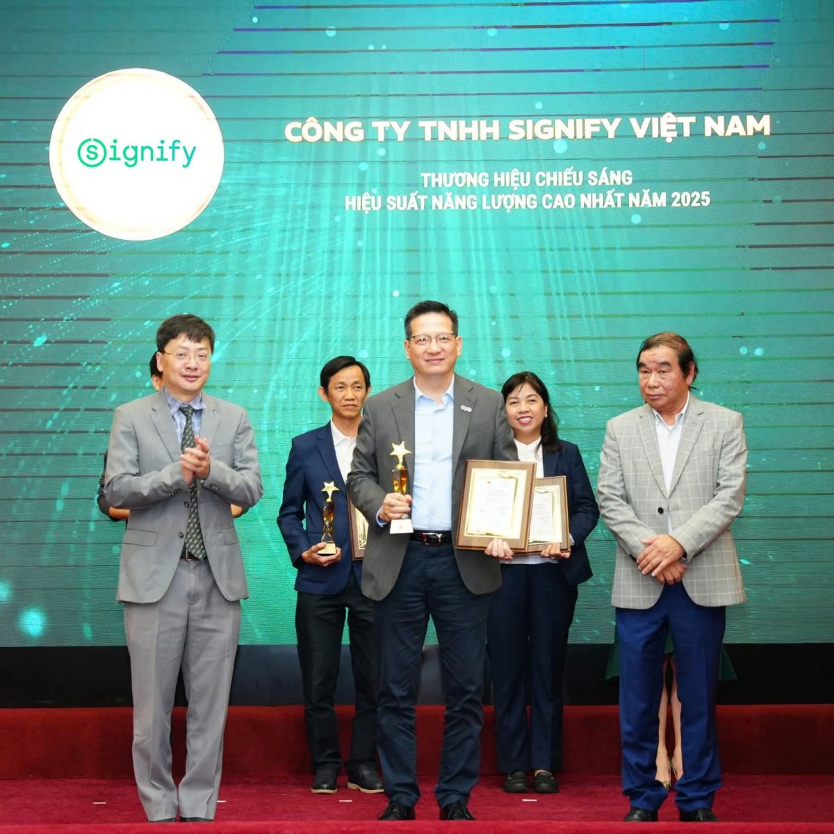 Signify Việt Nam nhận danh hiệu chiếu sáng hiệu suất năng lượng cao nhất 2025