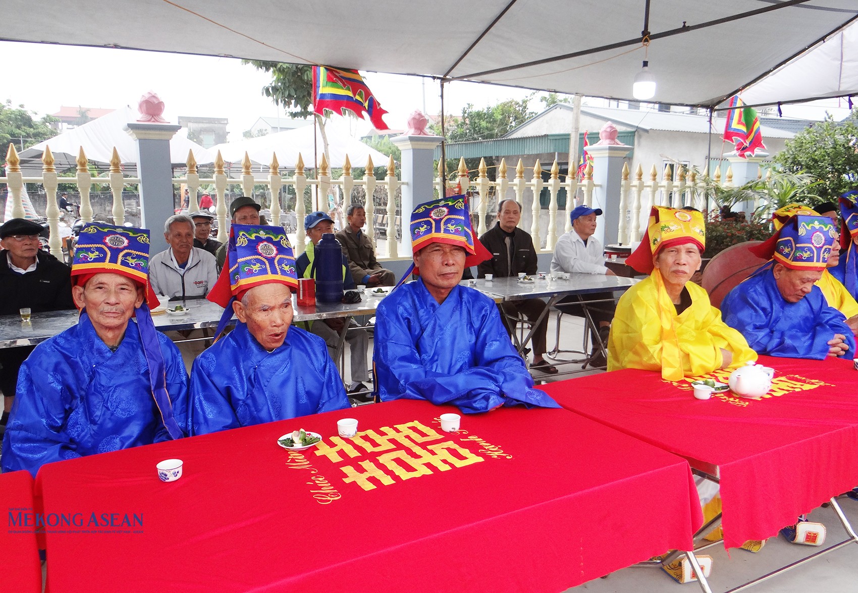 Các cụ cao niên thôn Do Nghĩa dự lễ khai hội. Ảnh: Mekong ASEAN.