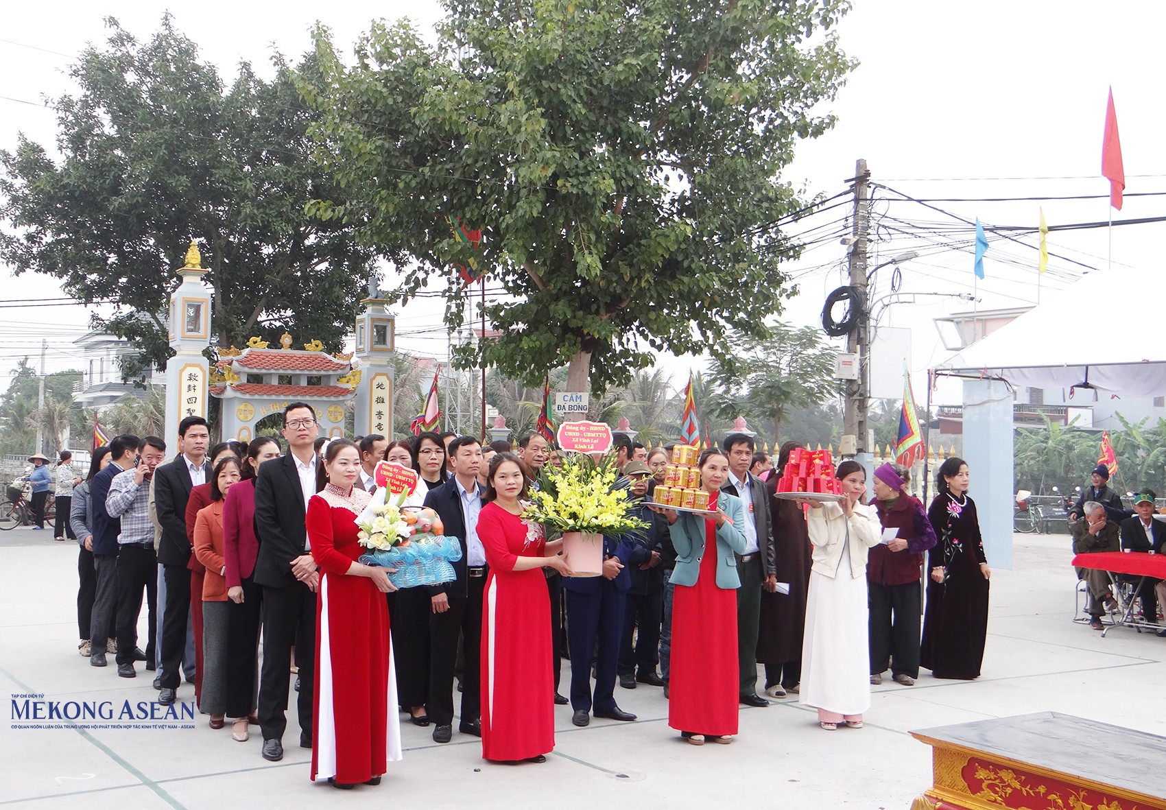 Các đoàn đại biểu, người dân và du khách dâng hoa, lễ. Ảnh: Mekong ASEAN.