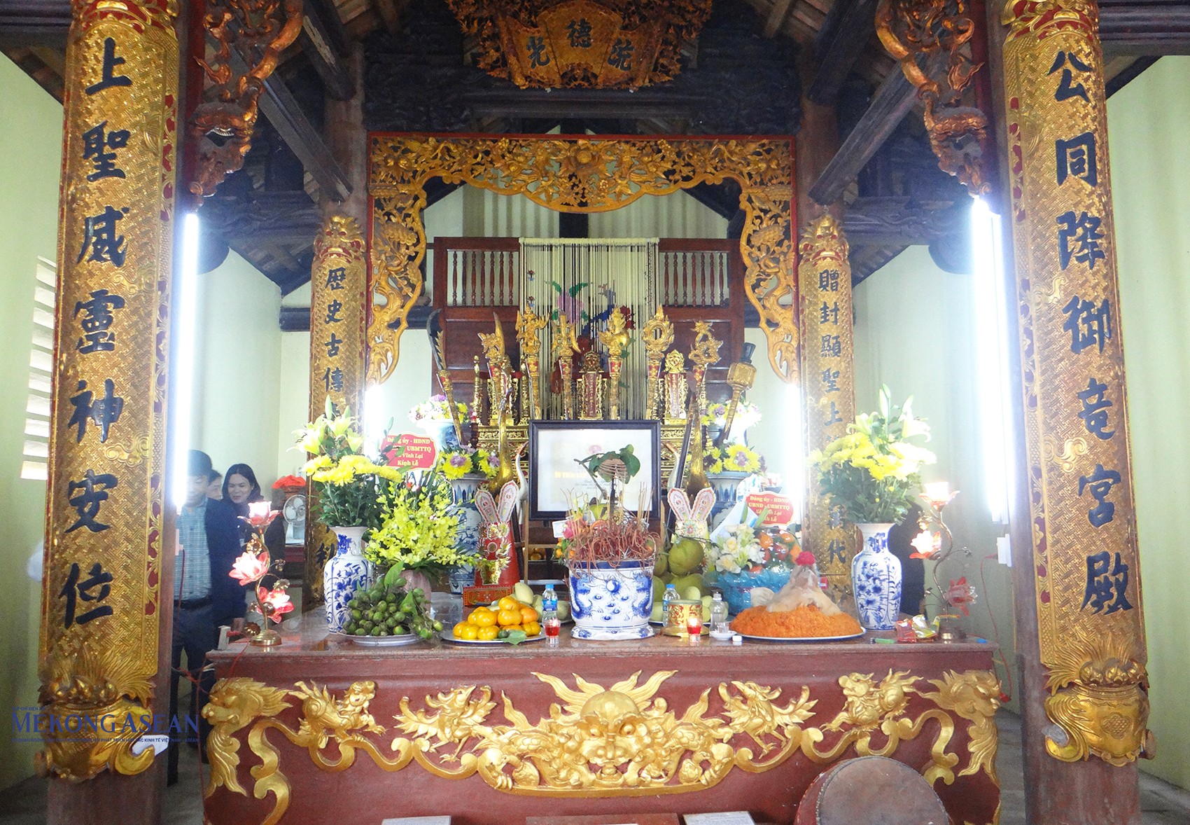 Ban thờ các vị Thành hoàng bên trong đình Do Nghĩa. Ảnh: Mekong ASEAN.