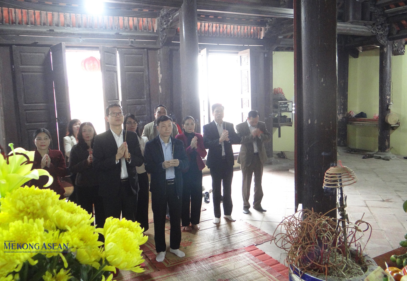 Đại biểu dâng hương. Ảnh: Mekong ASEAN.