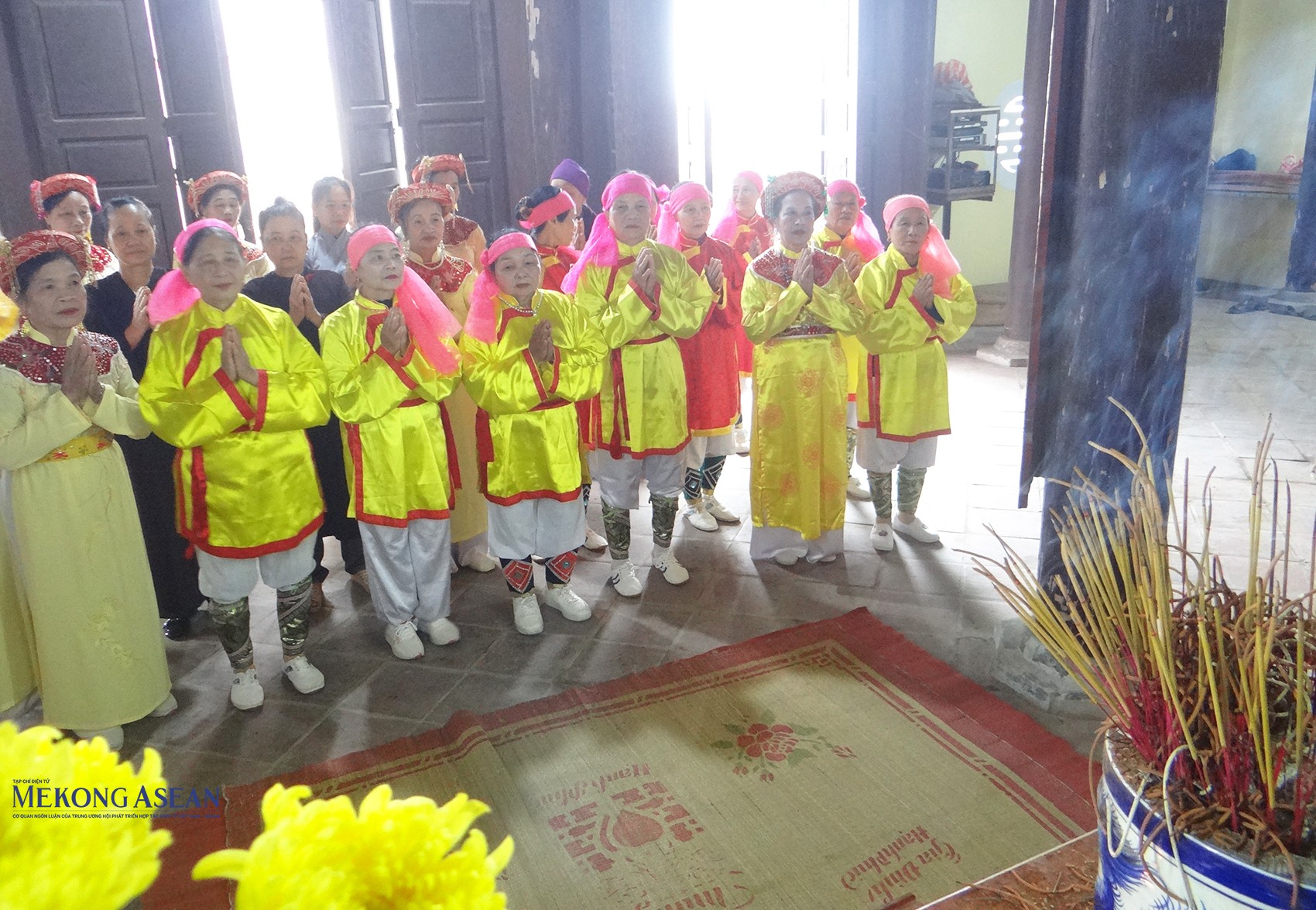 Người dân và du khách dâng hương. Ảnh: Mekong ASEAN.