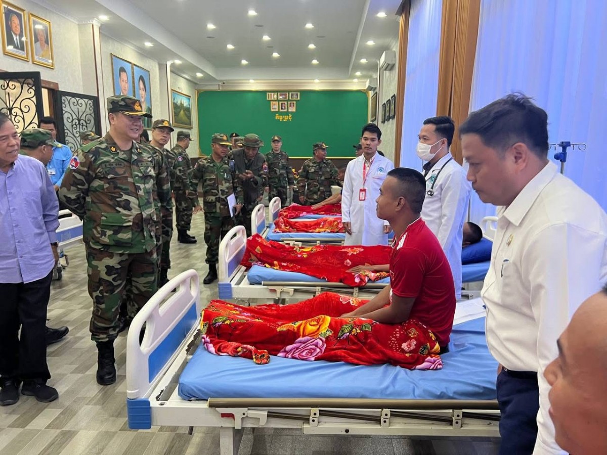 Các binh sĩ được kiểm tra sức khỏe tại Trung tâm Y tế tỉnh Pailin (Campuchia) sau khi trở về từ Thái Lan. Ảnh: Army Military Force