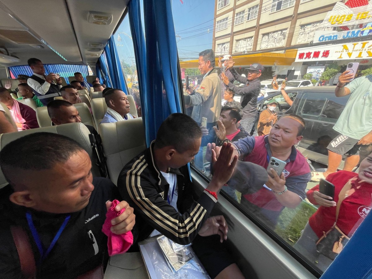 Xe chở các binh sĩ Campuchia được trả tự do hôm 31/12. Ảnh: Army Military Force