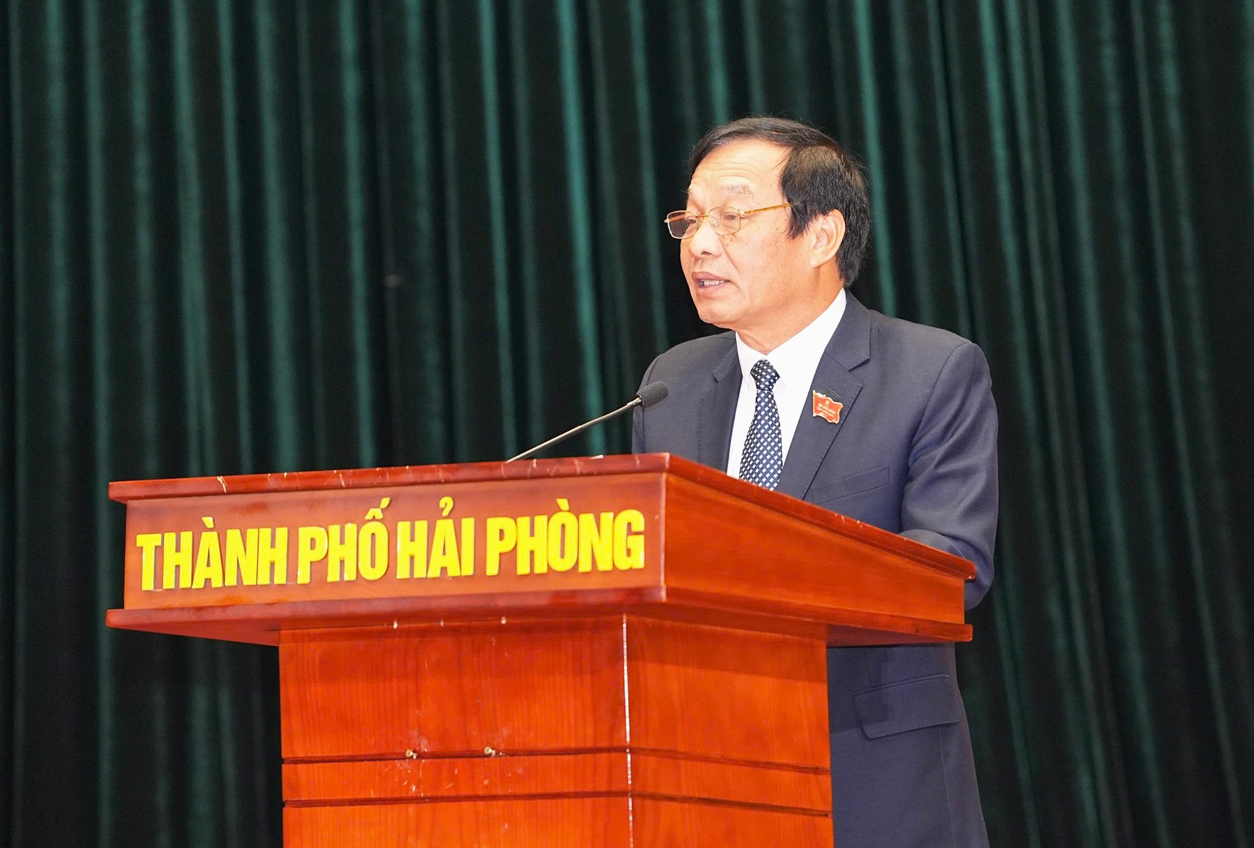 Ông Lê Văn Hiệu, Phó Bí thư Thành ủy, Chủ tịch HĐND thành phố Hải Phòng phát biểu tại kỳ họp. Ảnh: Đàm Thanh.