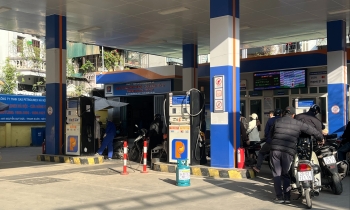 Xăng RON 95 giảm xuống dưới 19.000 đồng/lít trong chiều cuối năm