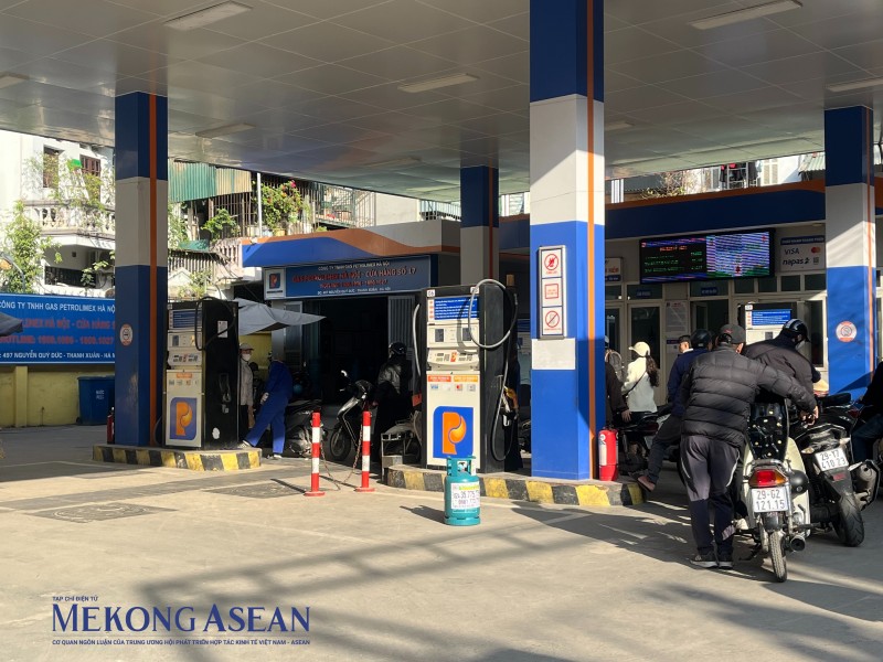 Xăng RON 95 giảm xuống dưới 19.000 đồng/lít trong chiều cuối năm