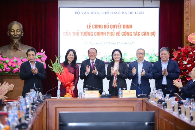 Lãnh đạo Bộ VHTTDL tặng hoa chúc mừng tân Thứ trưởng Thường trực Lâm Thị Phương Thanh