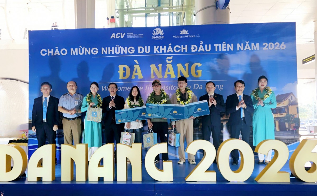 2.1 Đà Nẵng chào đón những du khách đầu tiên của năm 2026 trong niềm vui hân hoan rạng rỡ
