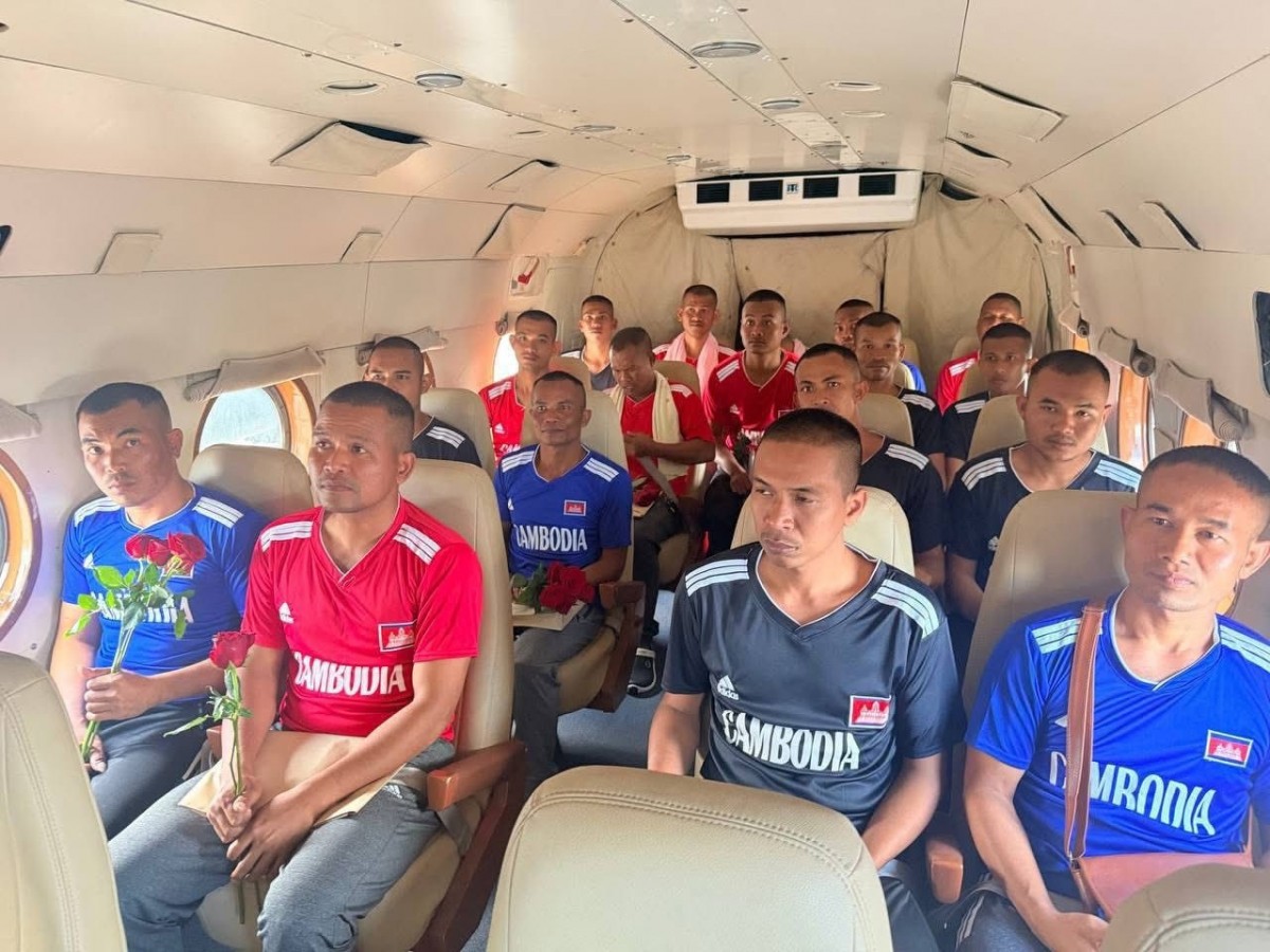 Các binh sĩ Campuchia được Thái Lan trao trả ngày 31/12. Ảnh: Khmer Times.