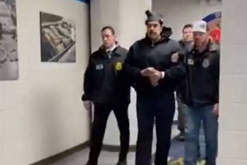 Tổng thống Venezuela nói ‘chúc mừng năm mới’ khi bị áp giải ở Mỹ