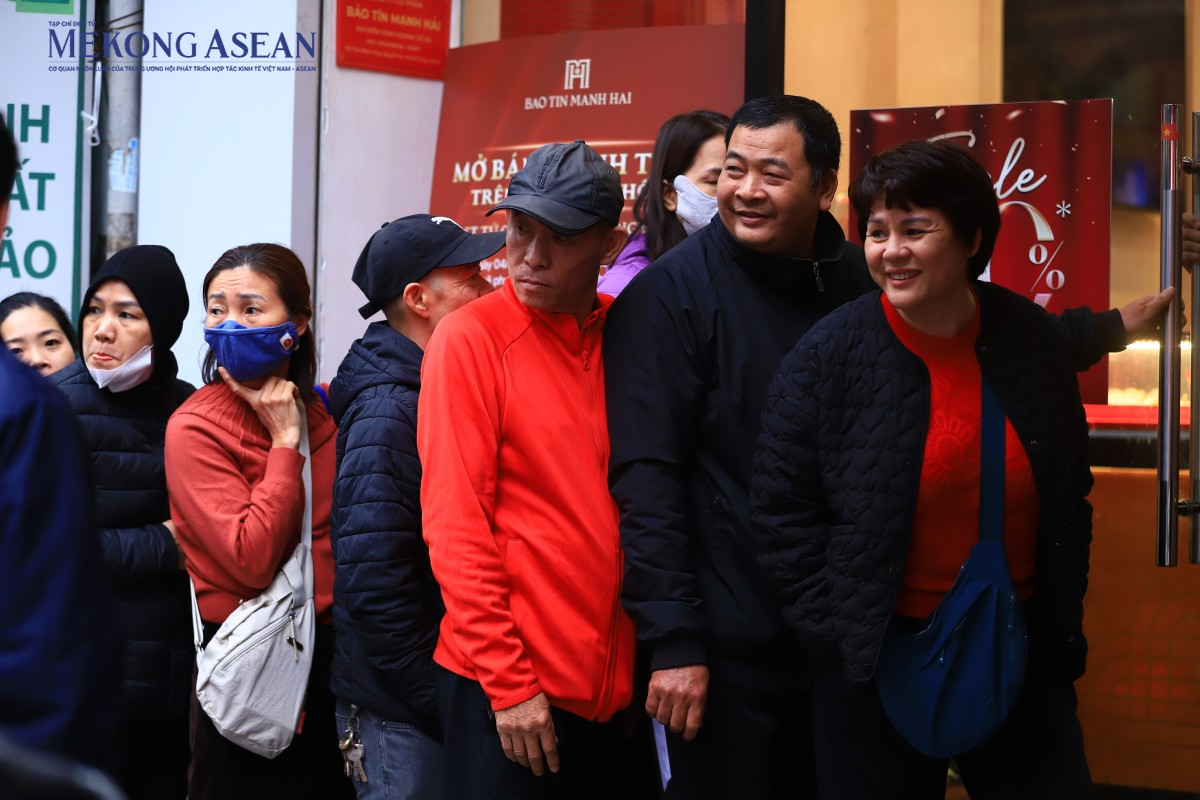 Giá vàng tăng mạnh, người dân xếp hàng mua vàng “Tiểu Kim Cát” lấy lộc đầu năm