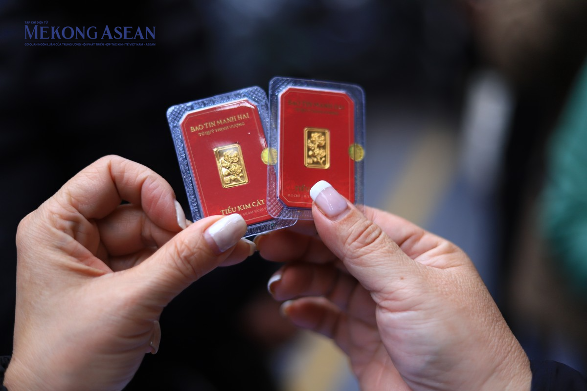 Hà Nội: Người dân xếp hàng mua vàng 'tiểu Kim Cát' lấy lộc đầu năm