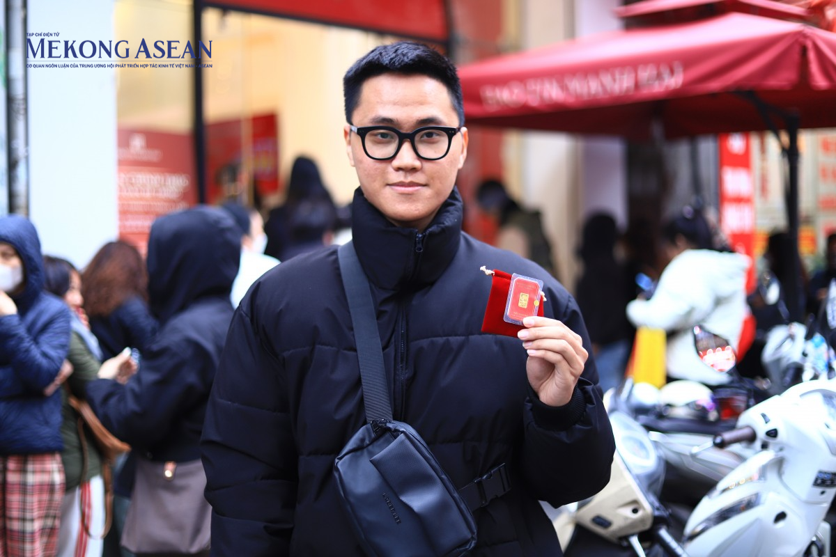Hà Nội: Người dân xếp hàng mua vàng 'tiểu Kim Cát' lấy lộc đầu năm