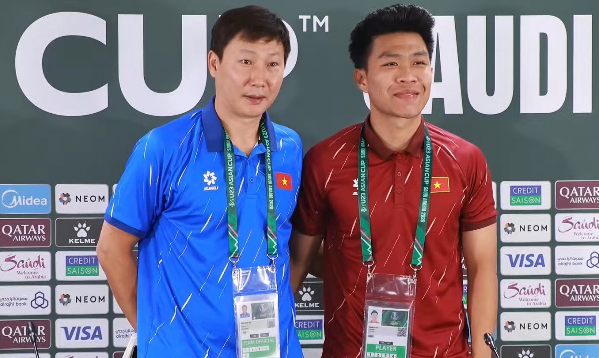 Ông Kim Sang Sik và trung vệ Phạm Lý Đức tại buổi họp báo. Ảnh chụp màn hình