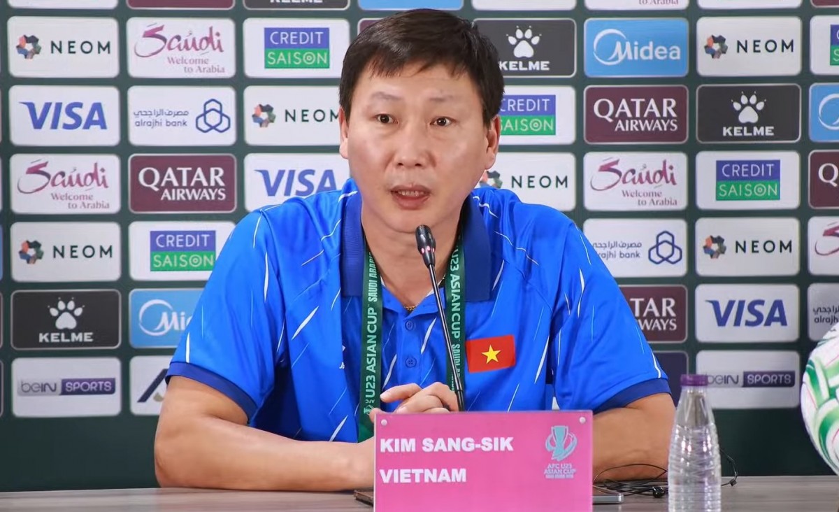 HLV Kim Sang Sik tại buổi họp báo chiều 5/1. Ảnh chụp màn hình