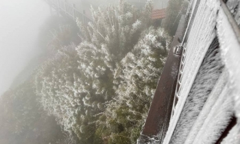 Lào Cai: Nhiệt độ xuống âm 3 độ, đỉnh Fansipan xuất hiện băng tuyết