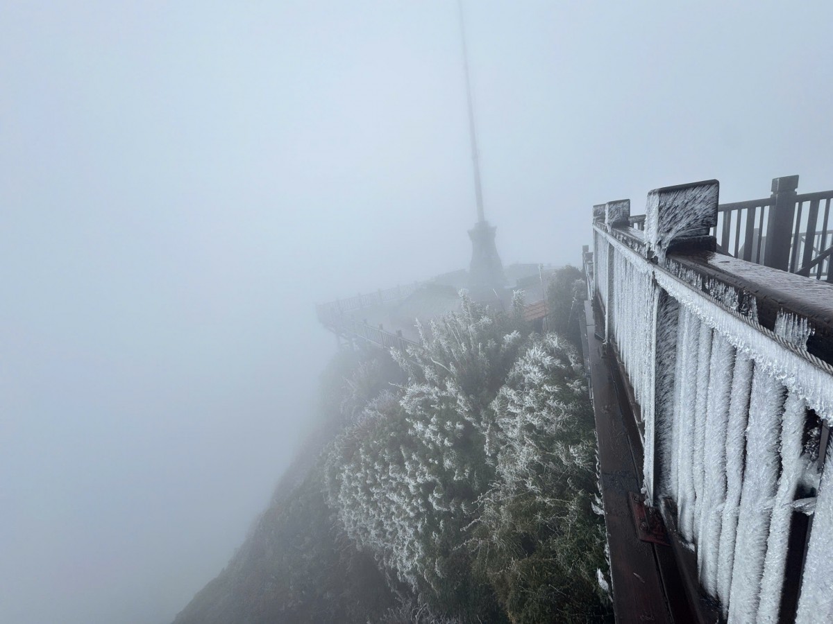 Lào Cai: Nhiệt độ xuống âm 3 độ, đỉnh Fansipan xuất hiện băng tuyết