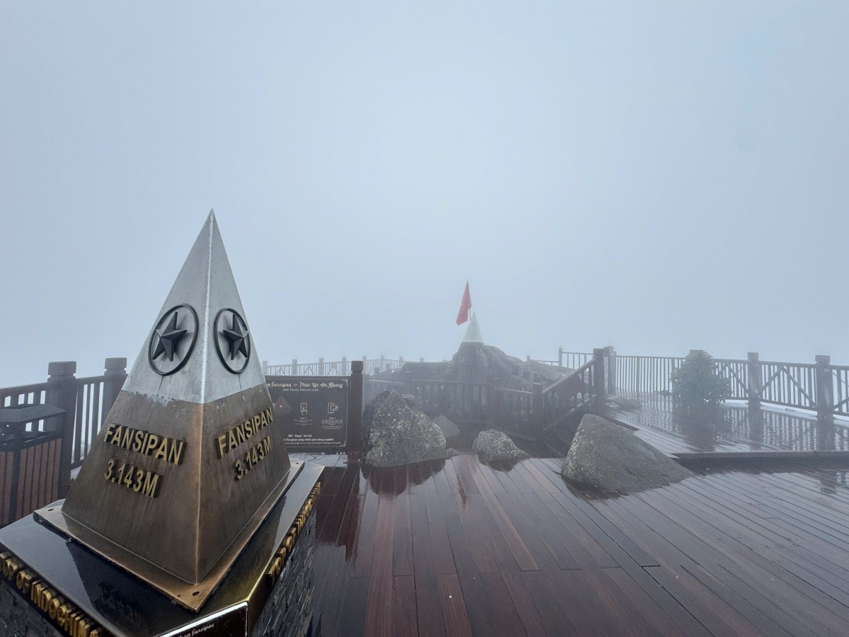 Lào Cai: Nhiệt độ xuống âm 3 độ, đỉnh Fansipan xuất hiện băng tuyết