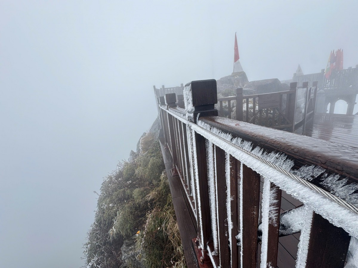 Lào Cai: Nhiệt độ xuống âm 3 độ, đỉnh Fansipan xuất hiện băng tuyết