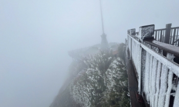 Lào Cai: Nhiệt độ xuống âm 3 độ, đỉnh Fansipan xuất hiện băng tuyết