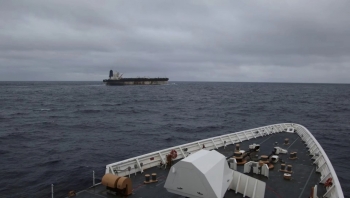 Mỹ thu giữ tàu chở dầu treo cờ Nga, Moscow lên tiếng