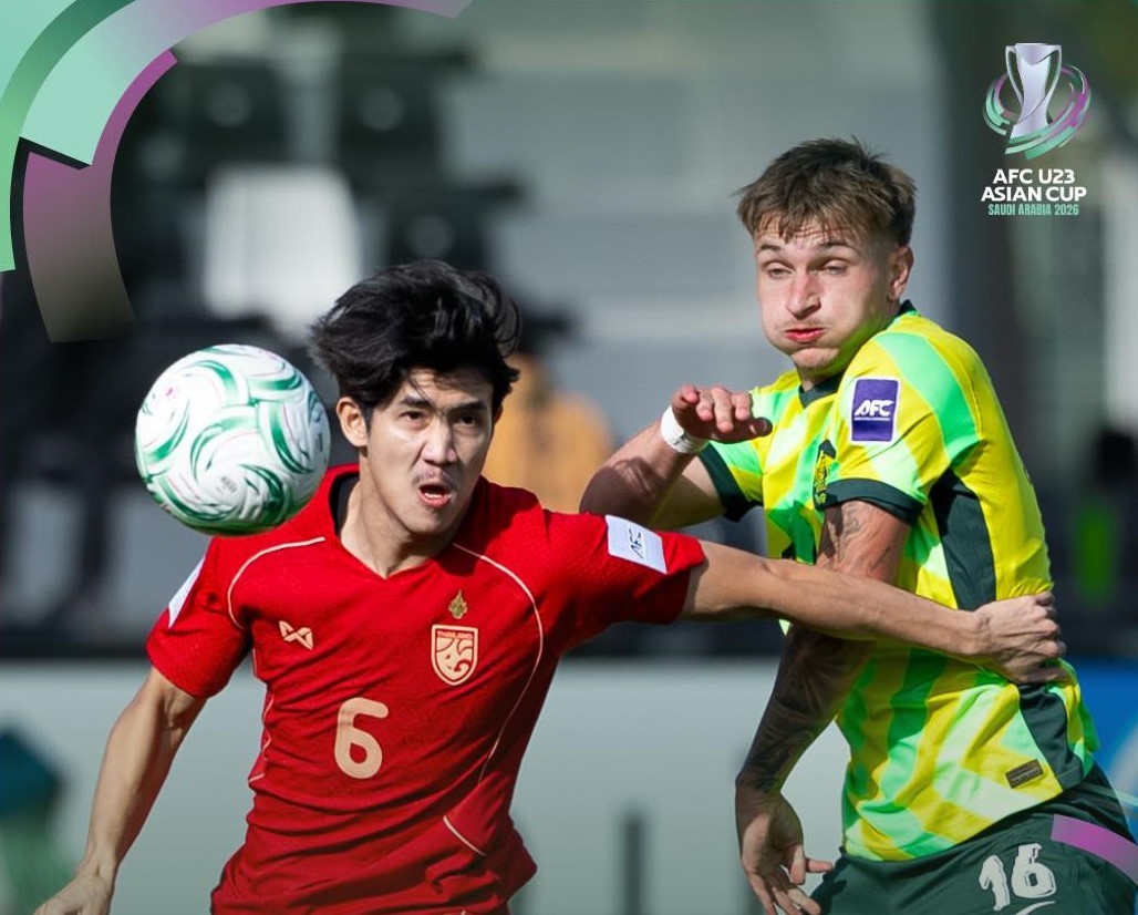 U23 Thái Lan (đỏ) gặp rất nhiều khó khăn vì thi đấu thiếu người. Ảnh: AFC Asian Cup