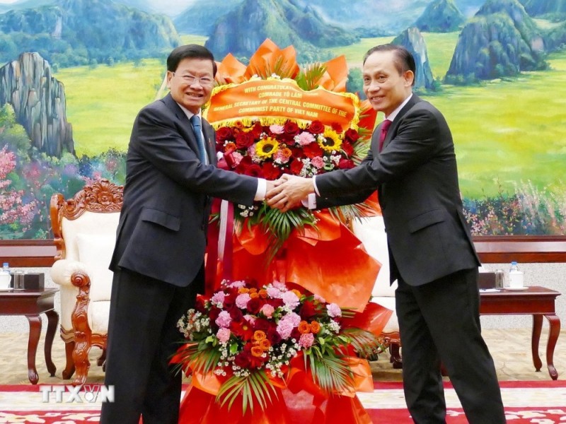 Đặc phái viên của Tổng Bí thư Tô Lâm, ông Lê Hoài Trung chúc mừng Tổng Bí thư Ban Chấp hành Trung ương Đảng Nhân dân cách mạng Lào khóa XII, Chủ tịch nước Lào Thongloun Sisoulith. Nguồn: TTXVN.