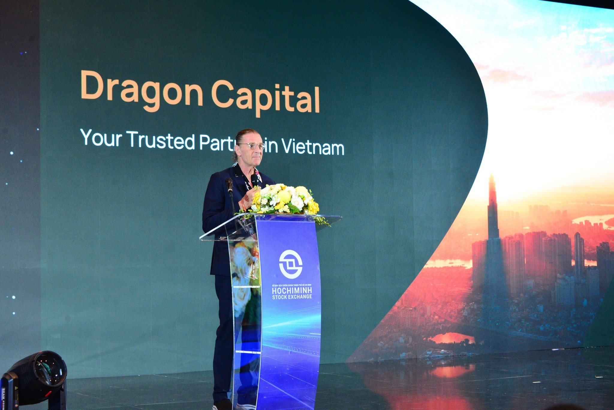 Cổ phiếu tăng gấp đôi từ khi lên sàn, Dragon Capital kinh doanh như thế nào