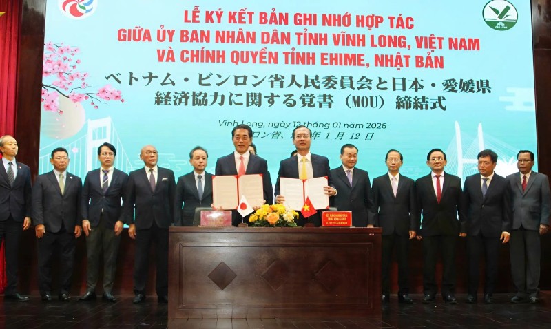 Chủ tịch UBND tỉnh Vĩnh Long Trần Trí Quang và Thống đốc tỉnh Ehime Tokihiro Nakamura ký Biên bản ghi nhớ hợp tác kinh tế giữa hai địa phương