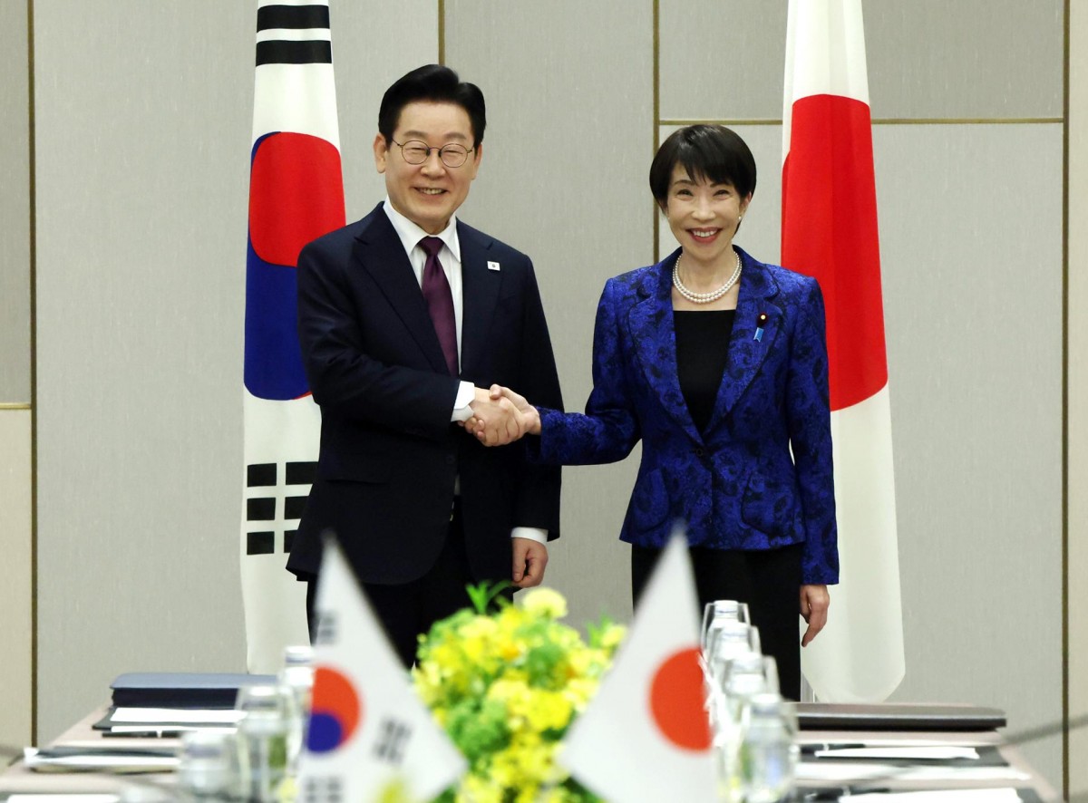 Tổng thống Lee Jae Myung bắt tay Thủ tướng Nhật Bản Sanae Takaichi tại thành phố Nara. Ảnh: Yonhap