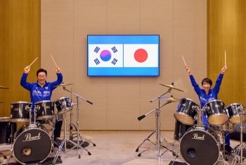 Tổng thống Hàn Quốc trổ tài đánh trống cùng Thủ tướng Nhật Bản