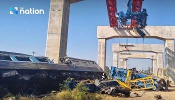 Cần cẩu rơi trúng tàu hỏa tại Thái Lan, hơn 20 người chết