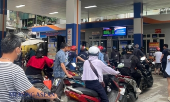 Giá xăng 'đứt' chuỗi giảm, tăng nhẹ hơn 100 đồng/lít