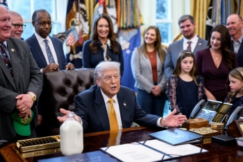 Ông Trump được chủ nhân giải Nobel Hòa bình tặng huy chương