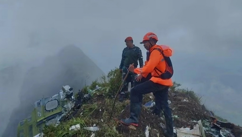 Máy bay chở 11 người mất tích tại Indonesia, giới chức phát hiện mảnh vỡ