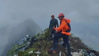 Máy bay chở 11 người mất tích tại Indonesia, giới chức phát hiện mảnh vỡ