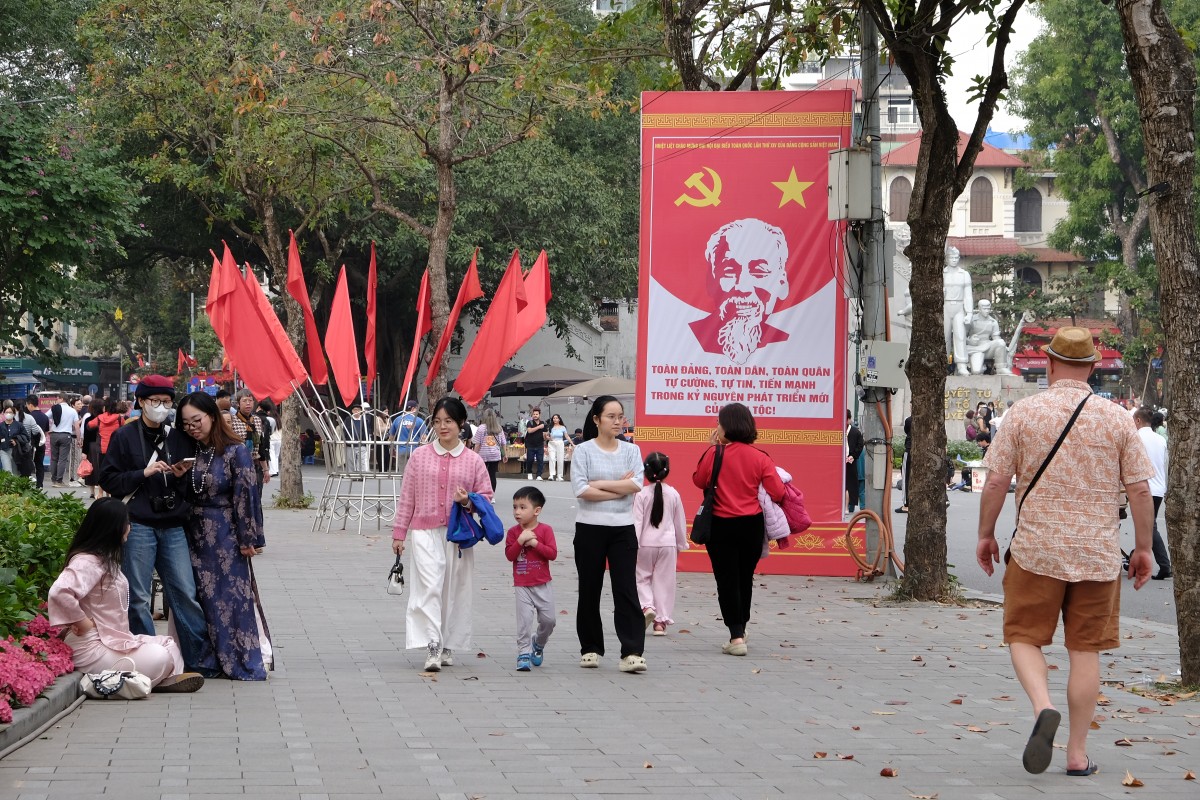 Các biểu ngữ, mô hình chào mừng Đại hội Đảng được đặt quanh Hồ Gươm. Ảnh: Thảo Ngân - Mekong ASEAN.