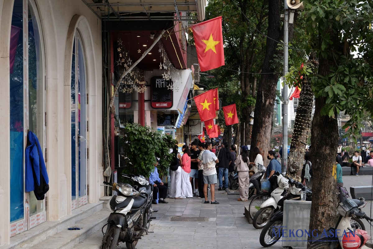 Nhiều tuyến phố ở Hà Nội rợp cờ đỏ sao vàng.