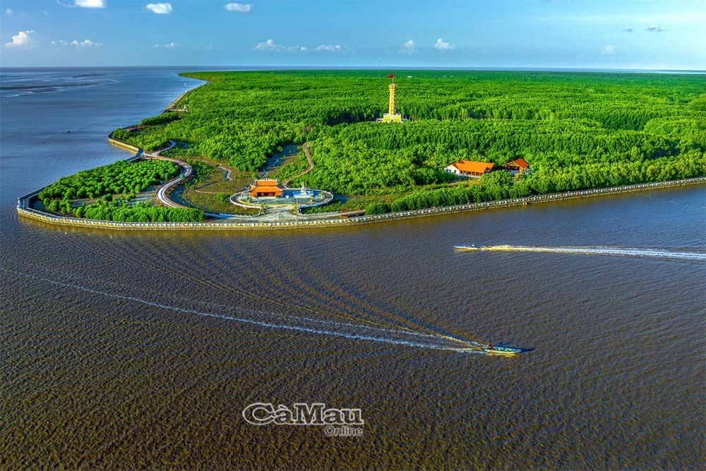 / Mũi Cà Mau - vùng đất địa đầu cực Nam Tổ quốc, giữ vị thế chiến lược đặc biệt về quốc phòng, an ninh và phát triển kinh tế biển của đất nước. Ảnh: HUỲNH LÂM