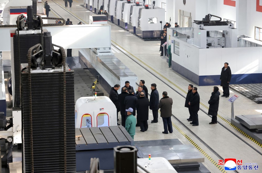 Ông Kim Jong-un cách chức Phó Thủ tướng khi đi thị sát nhà máy