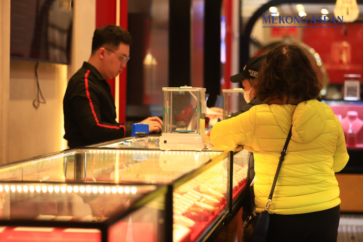 Giá vàng SJC bán ra cán mốc 170 triệu đồng/lượng