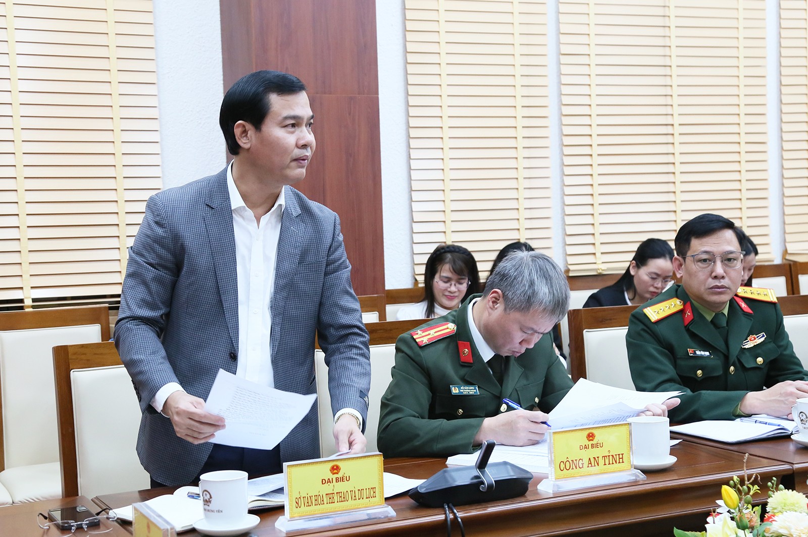 Đại diện lãnh đạo Sở Văn hóa, Thể thao và Du lịch tỉnh Hưng Yên báo cáo tại cuộc họp. Ảnh: Tất Đạt.