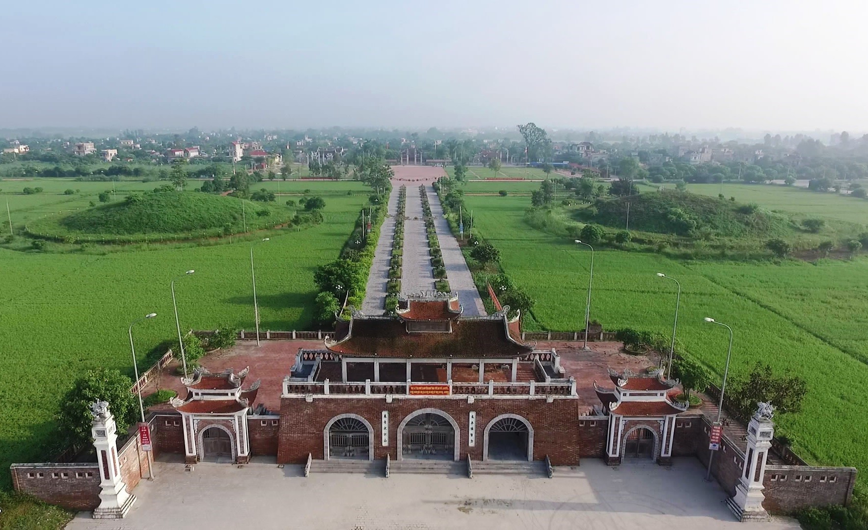 Khu di tích lịch sử lăng mộ và đền thờ các vị vua triều Trần ở xã Long Hưng. Ảnh: Tư liệu/Long Hưng.