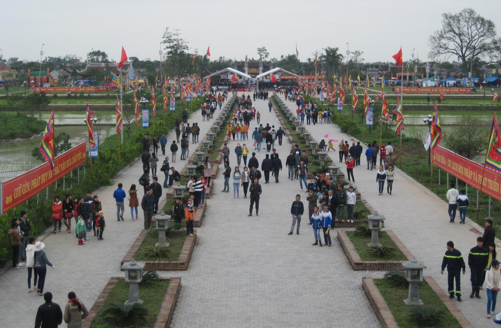 Đông đảo người dân và du khách đến trải nghiệm lễ hội đền Trần, xã Long Hưng, tỉnh Hưng Yên. Ảnh: Tư liệu/Long Hưng.