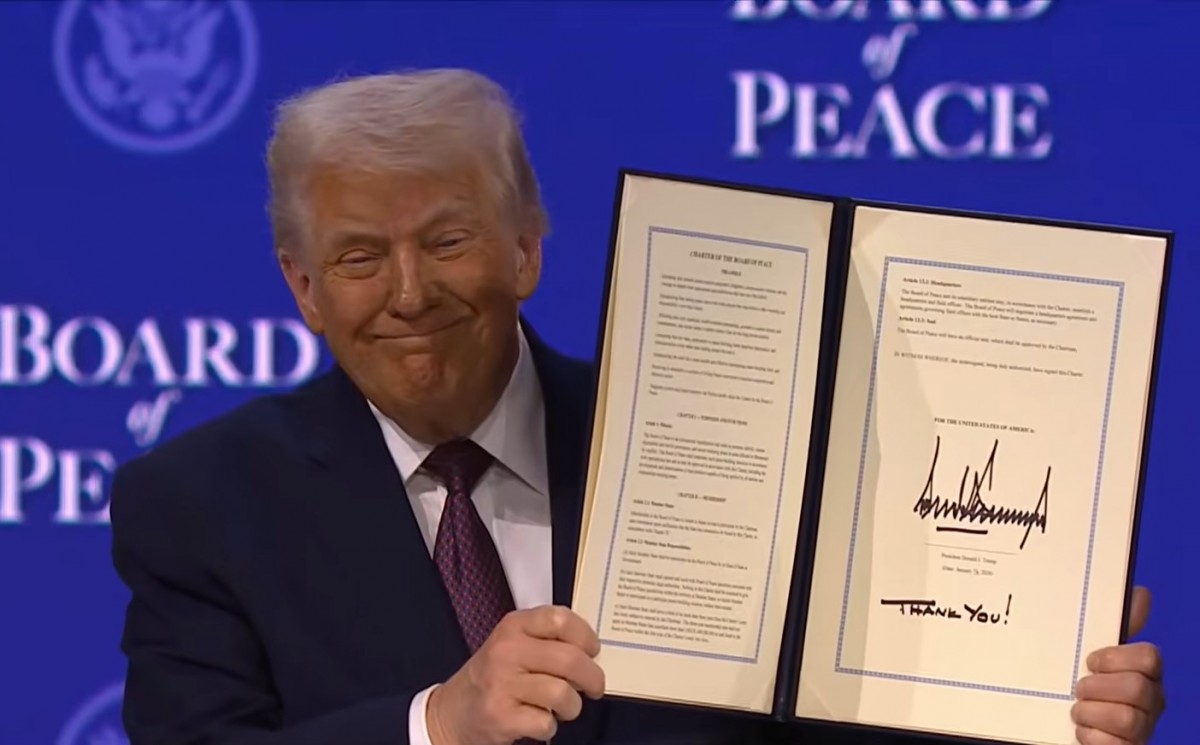Tổng thống Mỹ Donald Trump ký Hiến chương Hội đồng Hòa bình ngày 22/1 tại Thụy Sỹ. Ảnh chụp màn hình