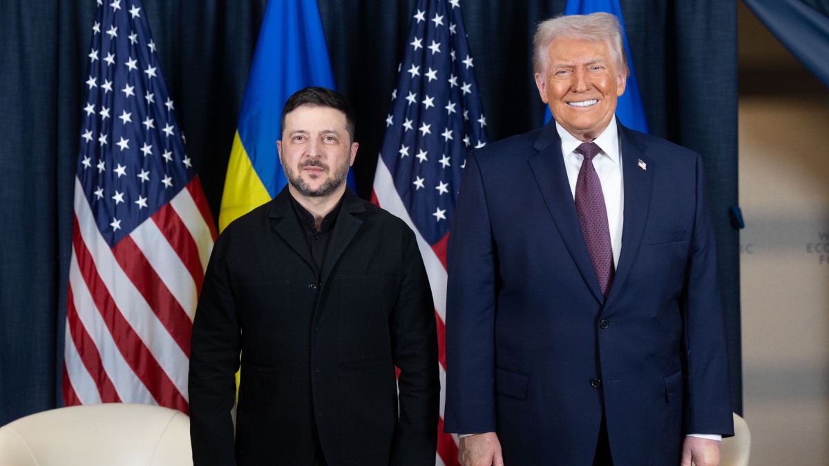 Tổng thống Ukraine Volodymyr Zelensky và Tổng thống Mỹ Donald Trump tại Thụy Sỹ ngày 22/1. Ảnh: X/@ZelenskyyUa