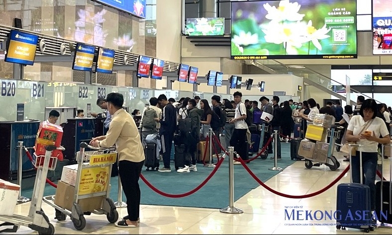 Vé máy bay Tết 2026: Đường bay TP HCM đi miền Trung 'cháy' vé