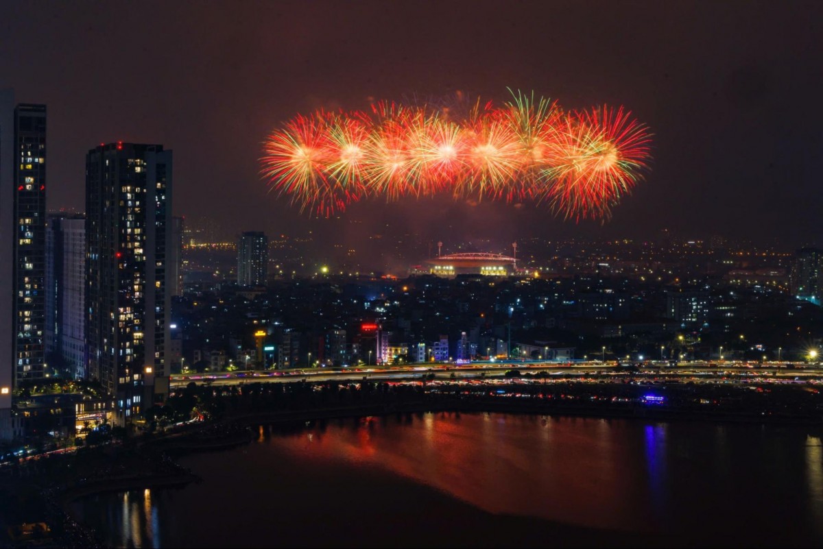 Sun Group chiêu đãi ‘đại tiệc pháo hoa’ mãn nhãn chưa từng có tại Hà Nội Sun Group chiêu đãi ‘đại tiệc pháo hoa’ mãn nhãn chưa từng có tại Hà Nội