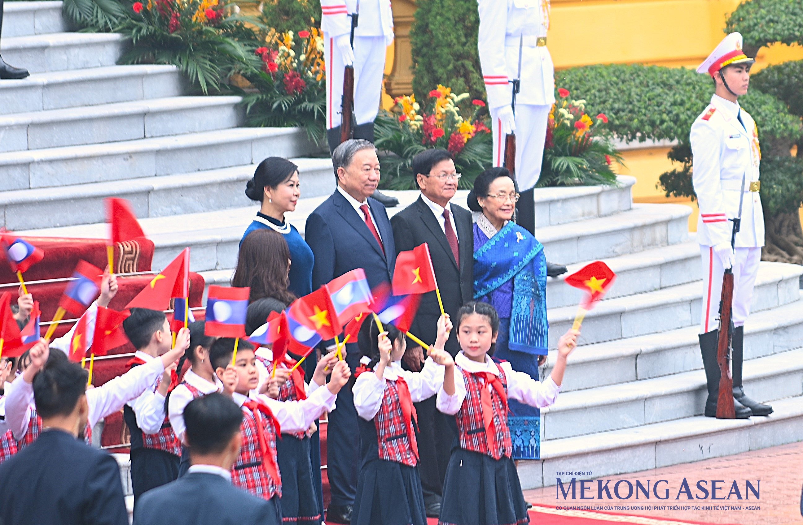 Việt Nam bắn 21 loạt đại bác chào mừng Tổng Bí thư, Chủ tịch nước Lào